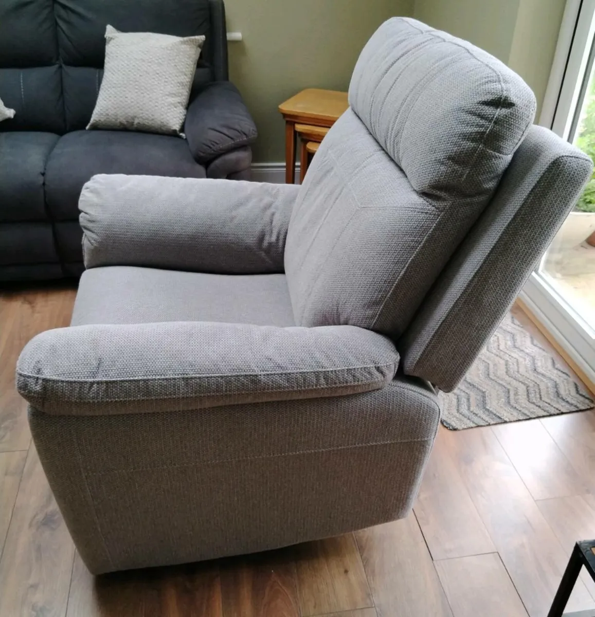 Fabric recliner chair - Image 3