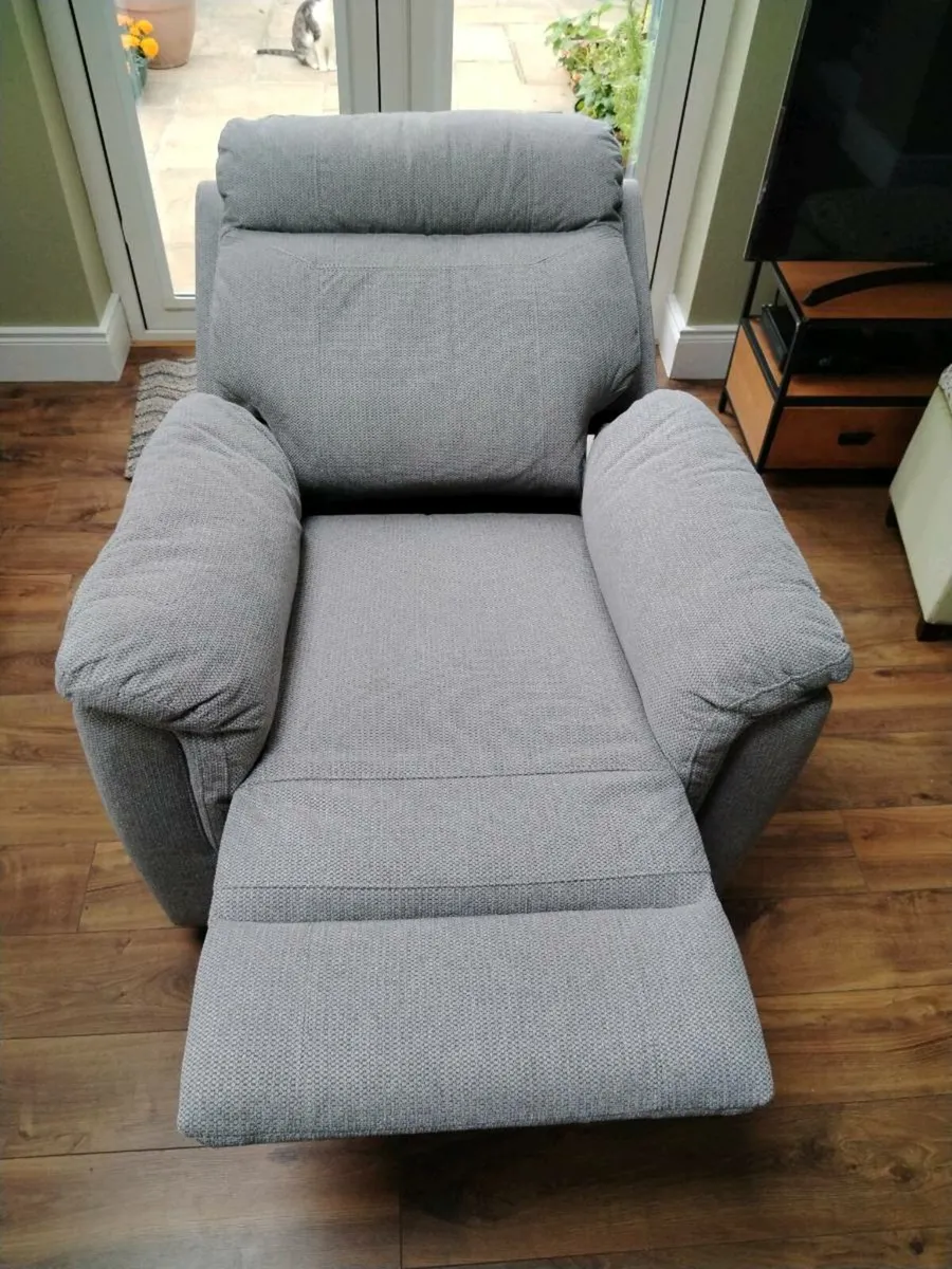 Fabric recliner chair - Image 4