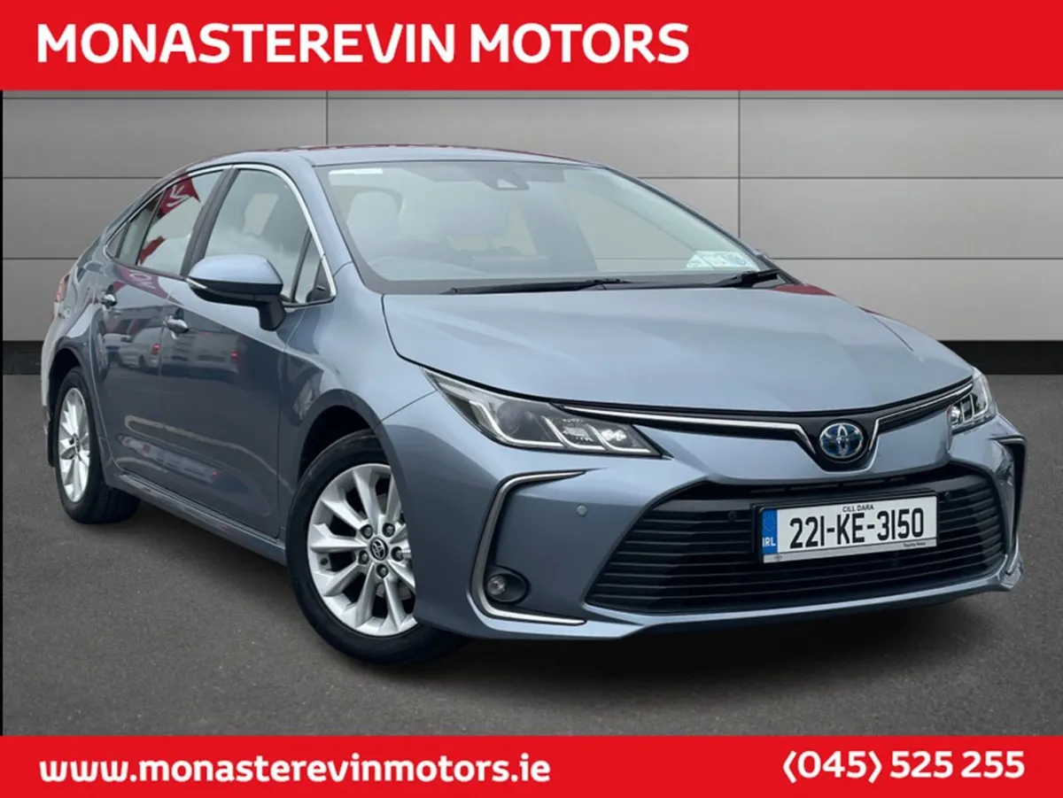 Toyota Corolla Luna 4DR Auto Hybrid - Apple Carpl - Image 3