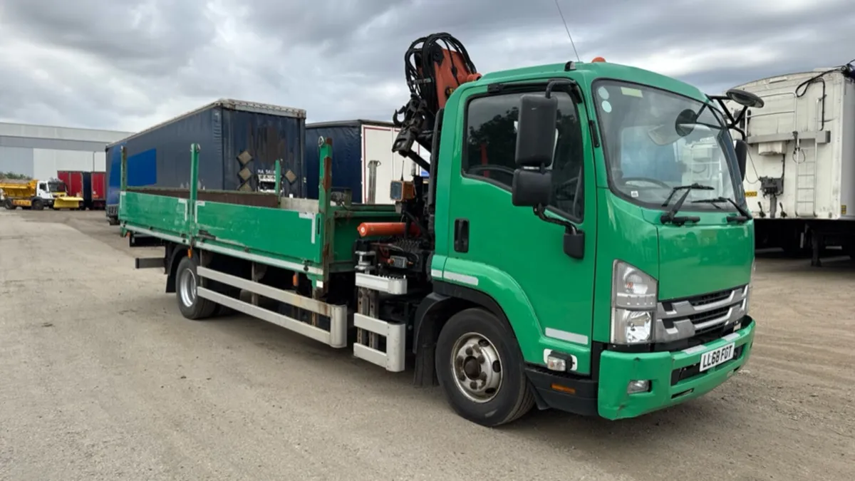 2018 ISUZU- F11-210 DROPSIDE FLAT WITH CRANE - Image 1