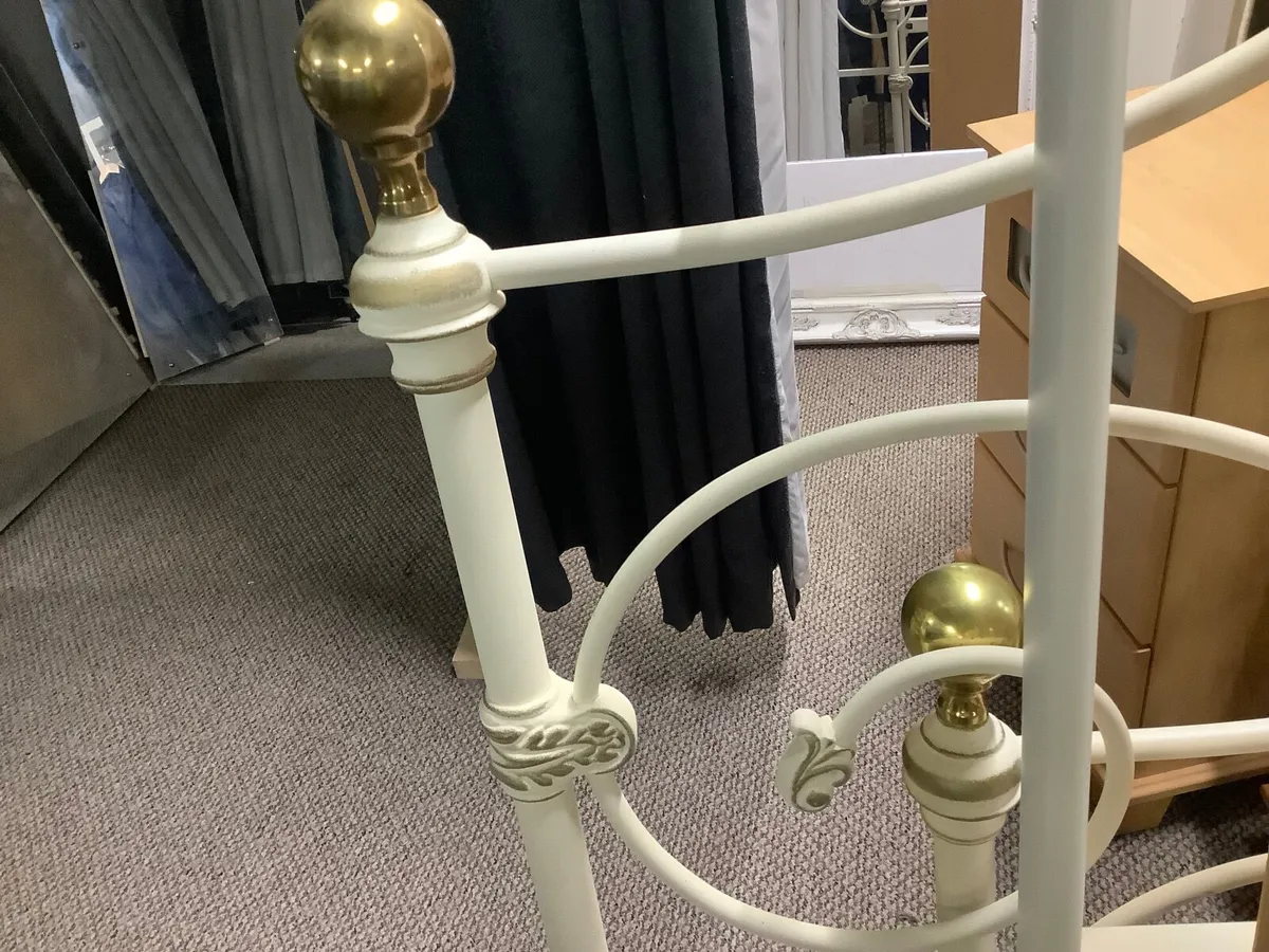 Double bed - Image 1