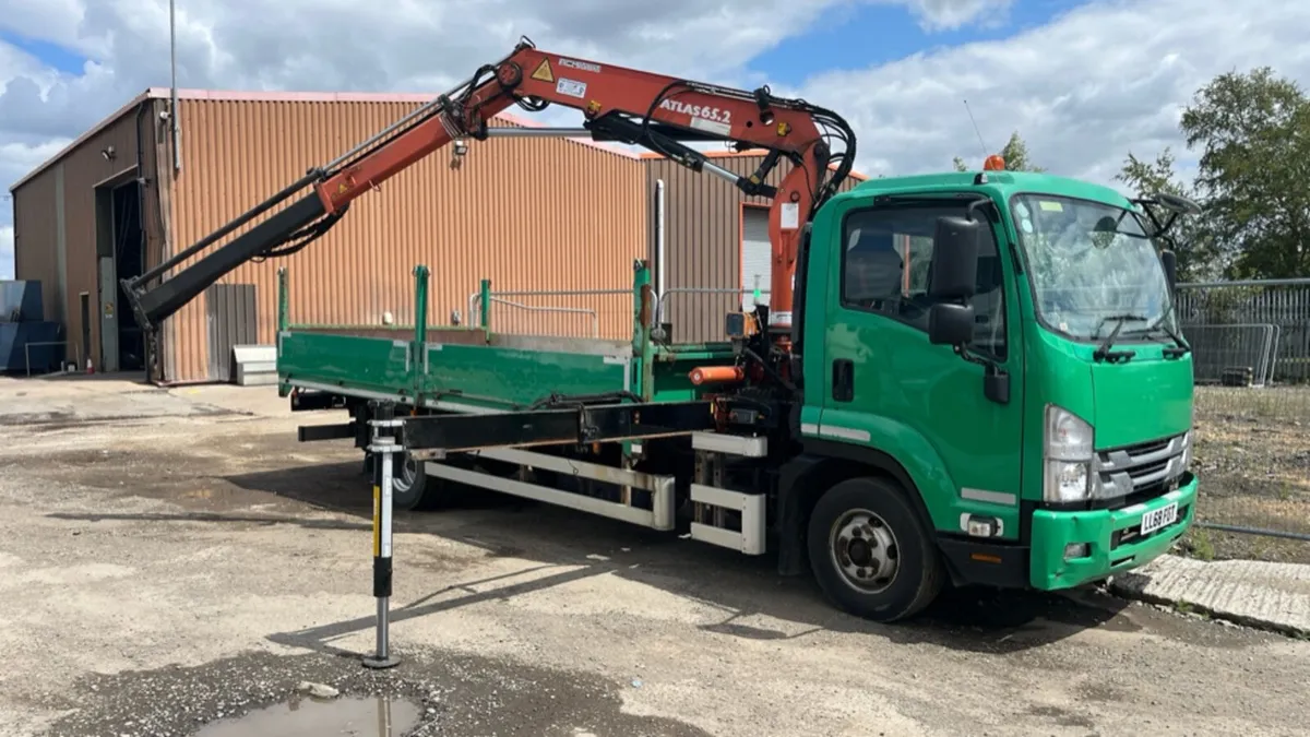 2018 ISUZU- F11-210 DROPSIDE FLAT WITH CRANE - Image 3