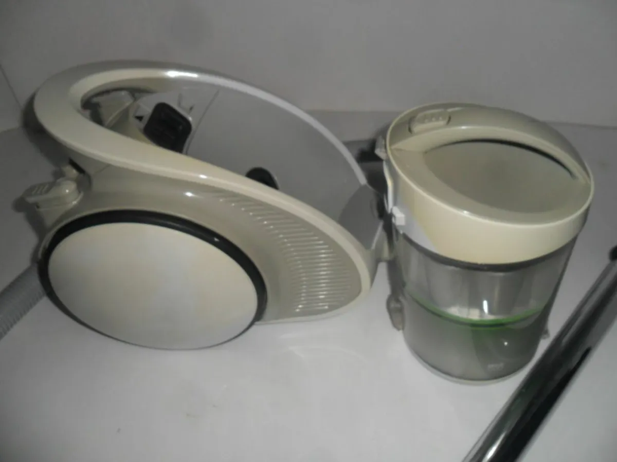 Bagless vacuum cleaner - Image 4