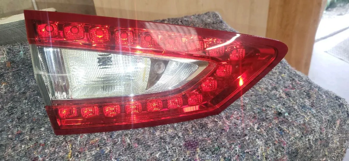 FORD MONDEO ESTATE BACK LIGHT - Image 1