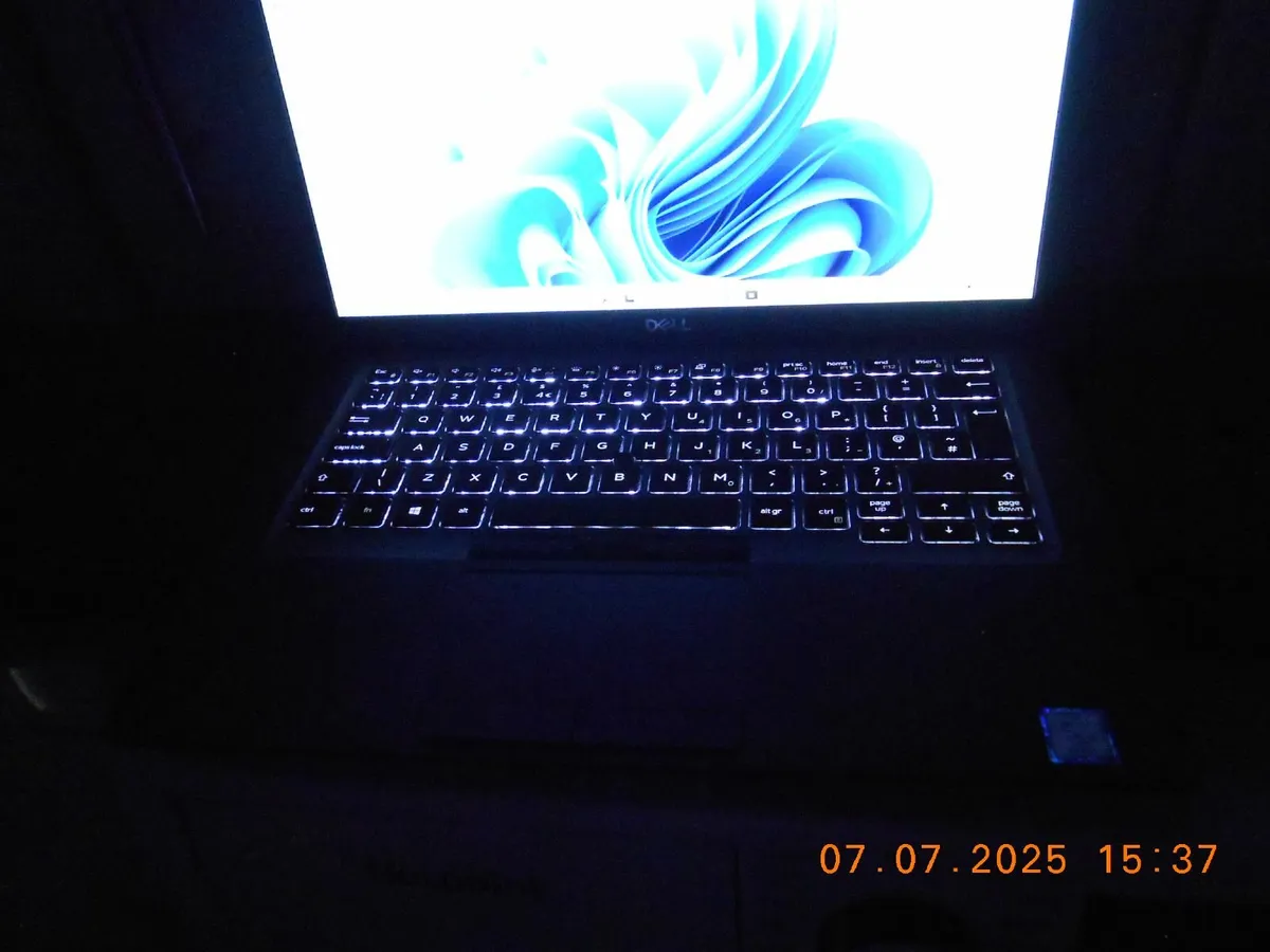 DELL Latitude 5400 Touchscreen AS NEW CONDITION - Image 2