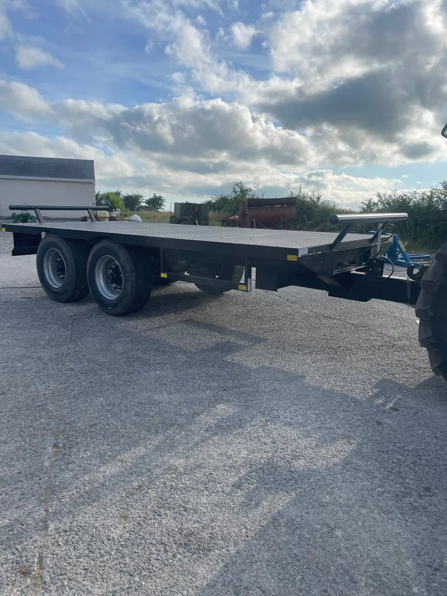 Bale trailer - Image 1