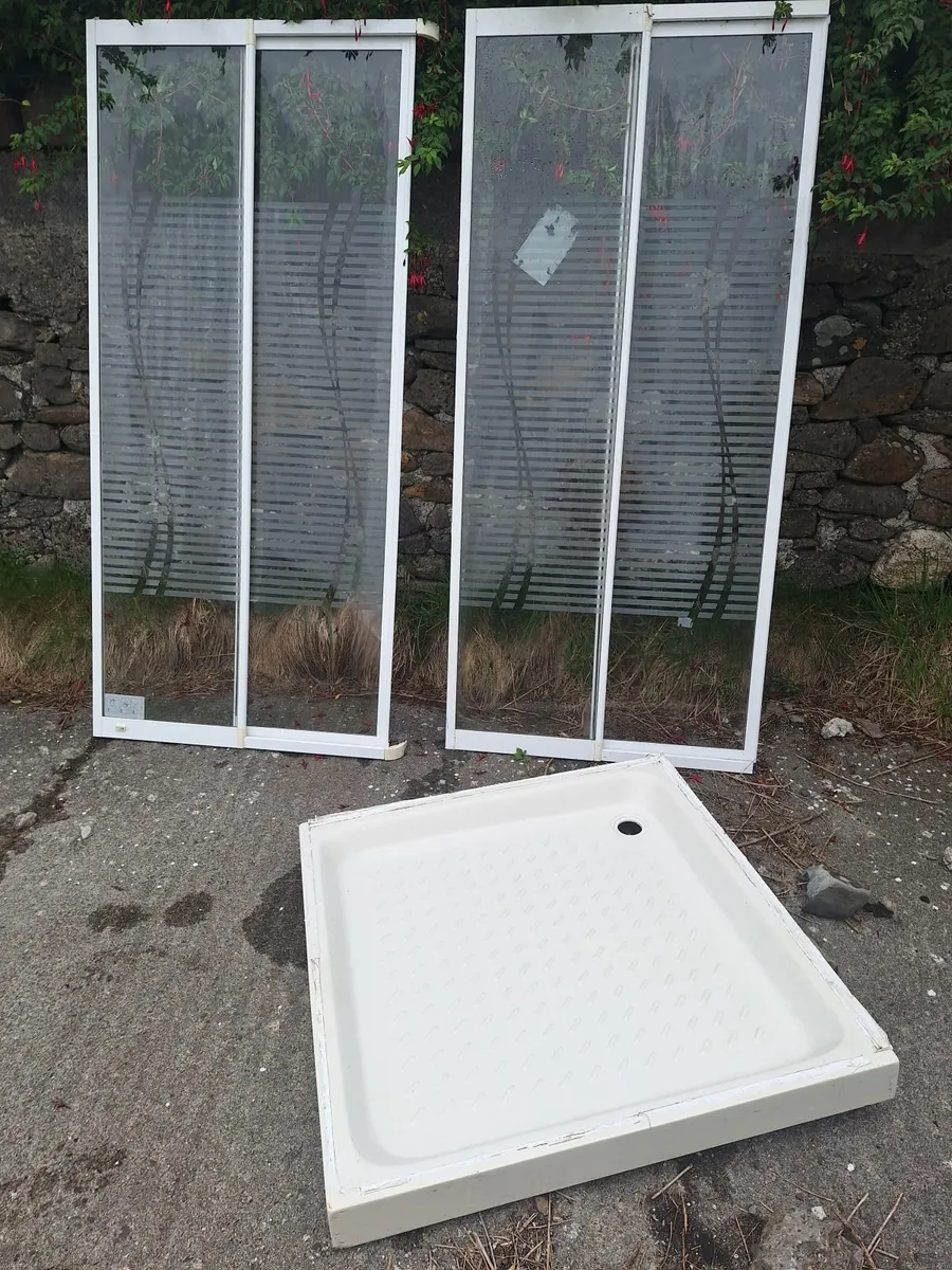 Anti slip Shower Tray 90x90cm and corner enclosure