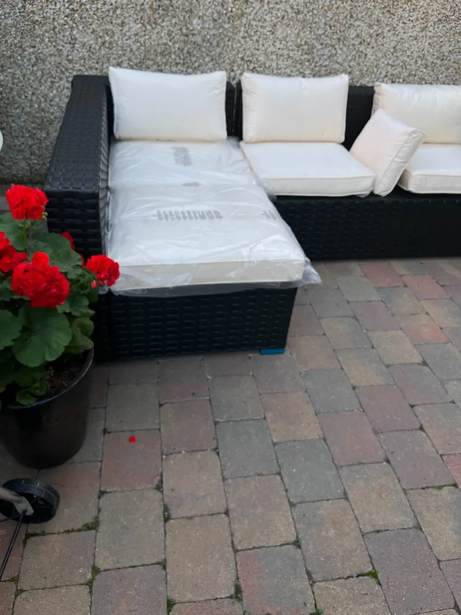 Rattan garden furniture - Image 1
