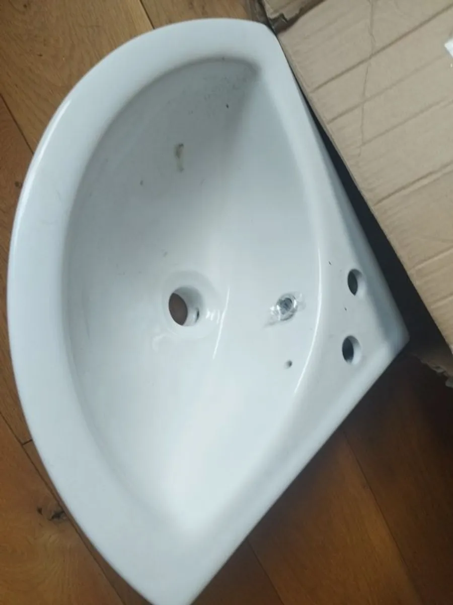 bathroom sink ( corner) - Image 1