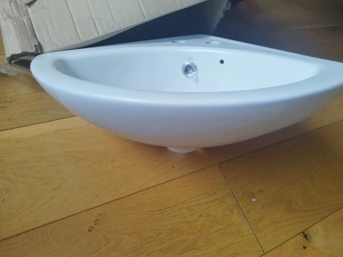 bathroom sink ( corner) - Image 2