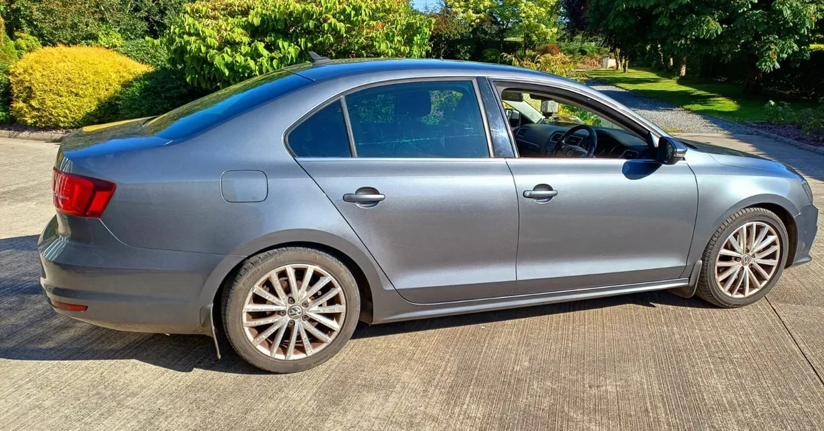 Volkswagen Jetta 171 2.0TDI Bluemotion - Image 3