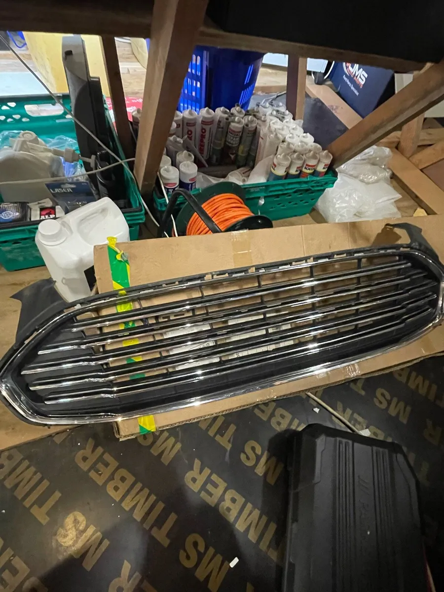 Ford Mondeo mk5 Front grill - Image 1