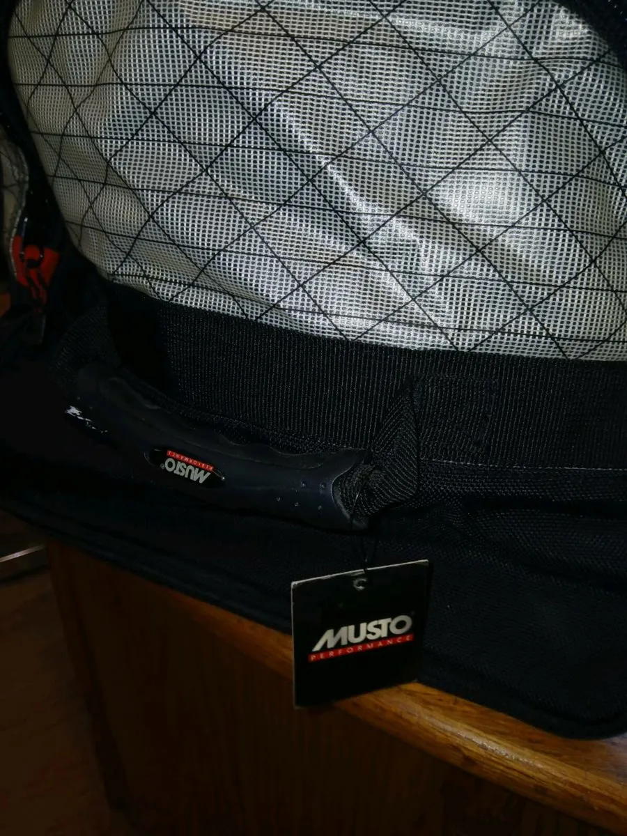 New unused MUSTO  large holdall / large bag - Image 2