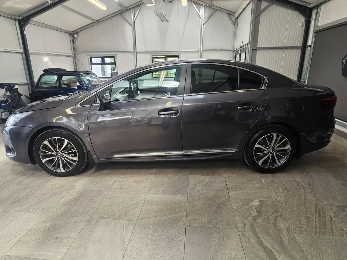 17 TOYOTA AVENSIS SOL NAV DIESEL LOW KMS - Image 3