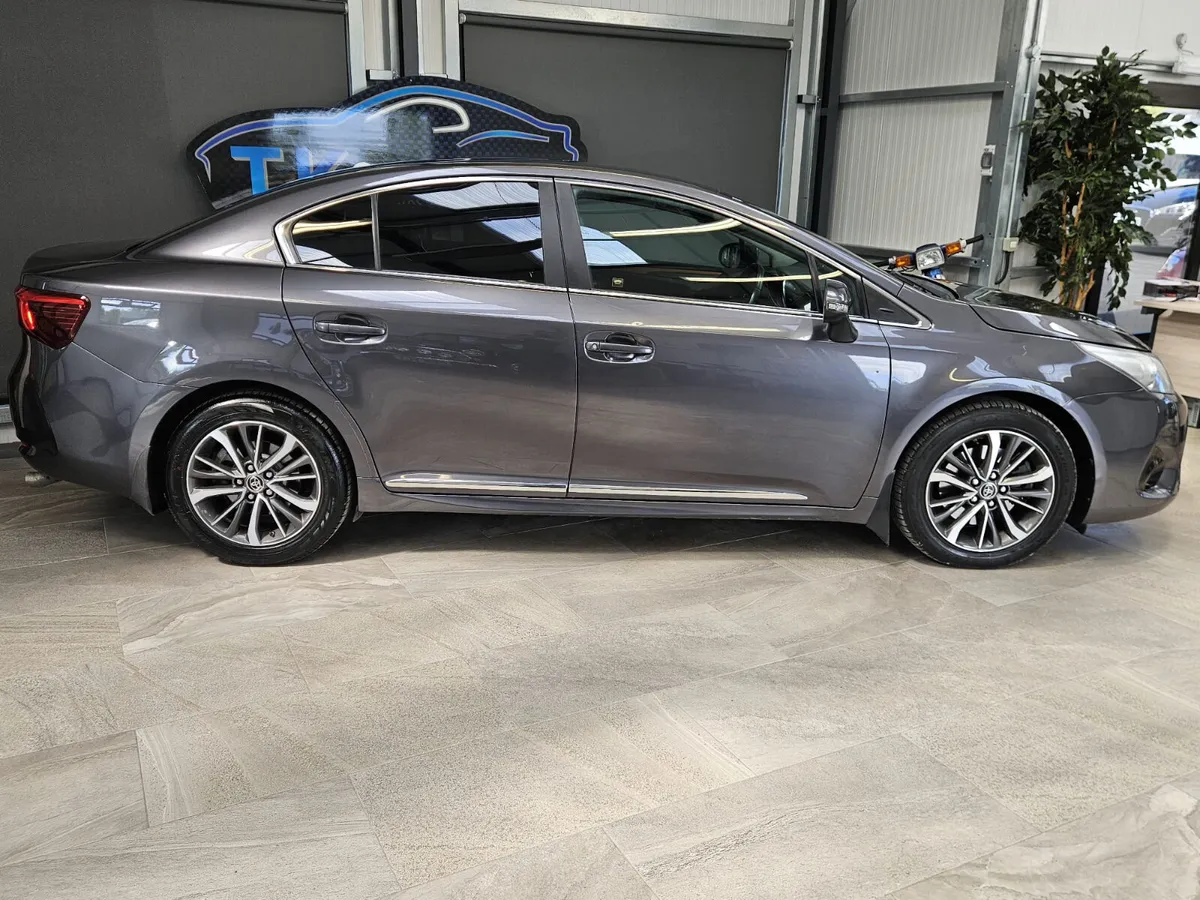 17 TOYOTA AVENSIS SOL NAV DIESEL LOW KMS - Image 4
