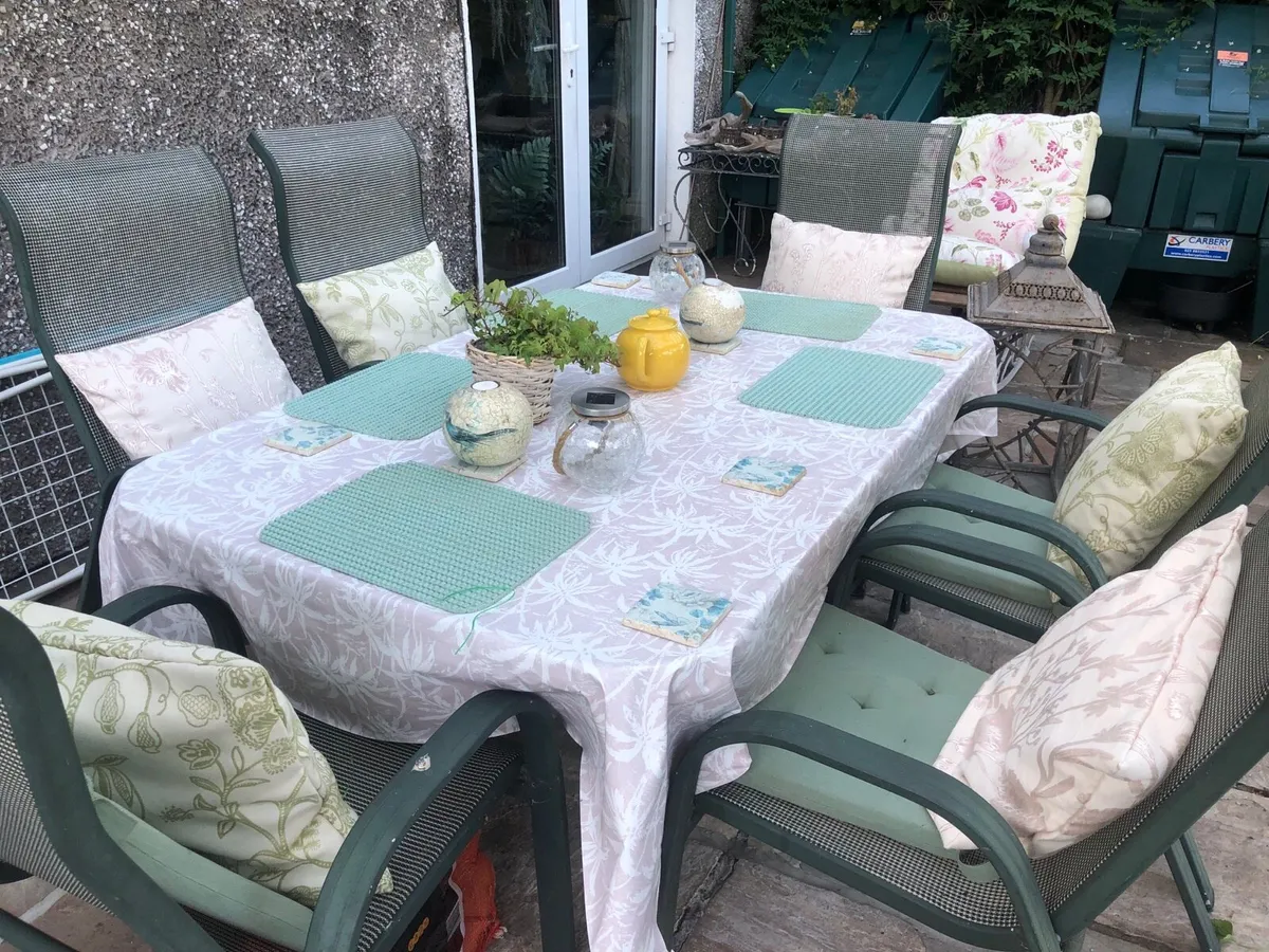 Garden table and chairs - Image 1