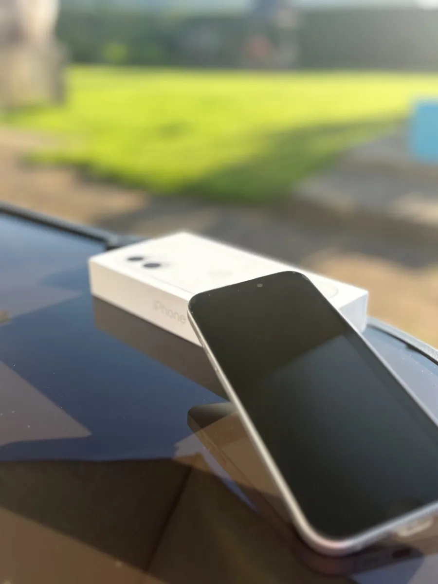 iPhone 16 - Image 3