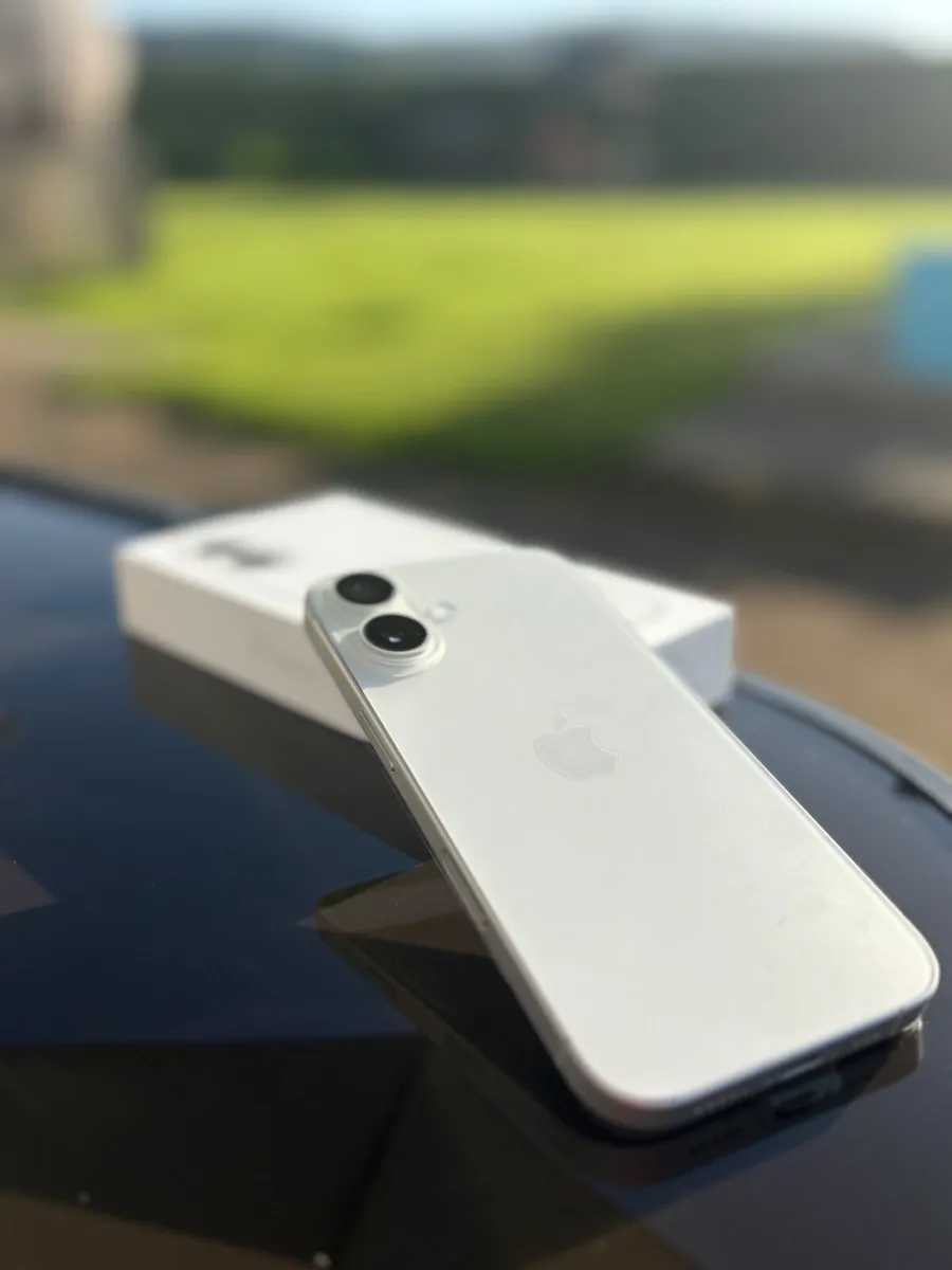 iPhone 16 - Image 1