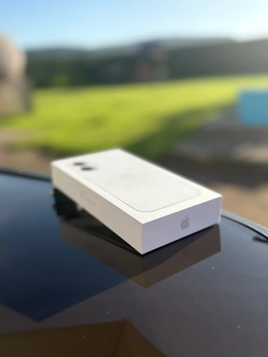 iPhone 16 - Image 4