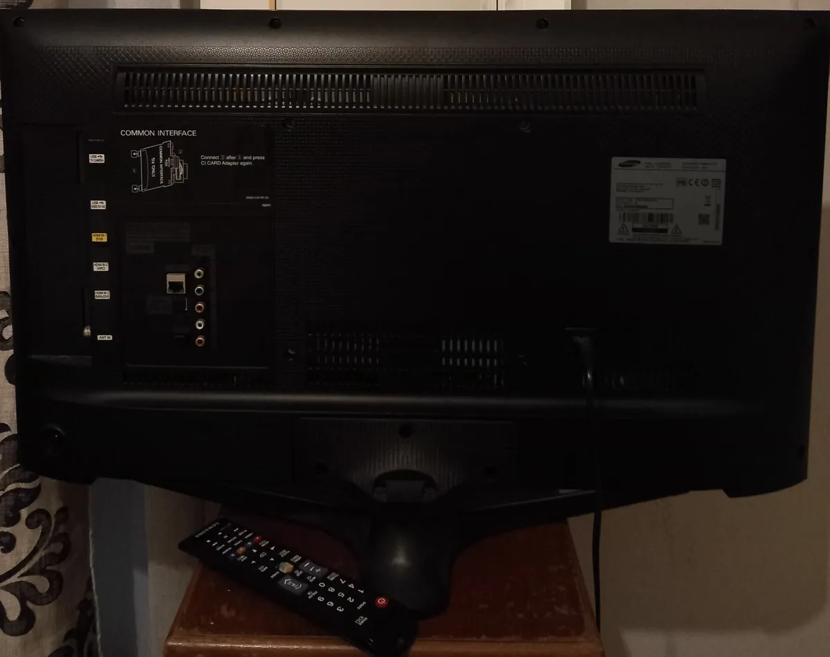 Samsung 32" Full HD Smart TV - Image 1