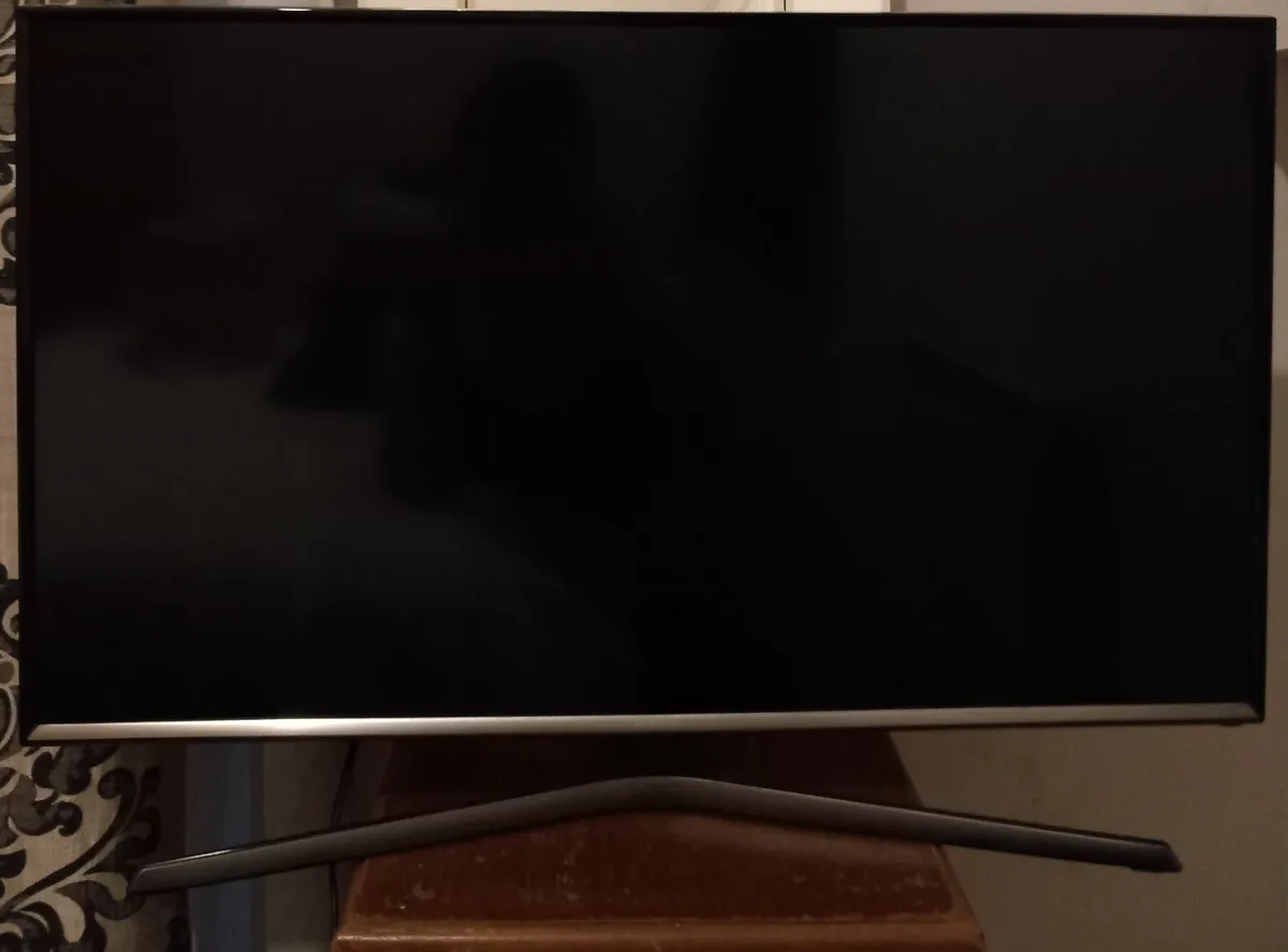Samsung 32" Full HD Smart TV - Image 3