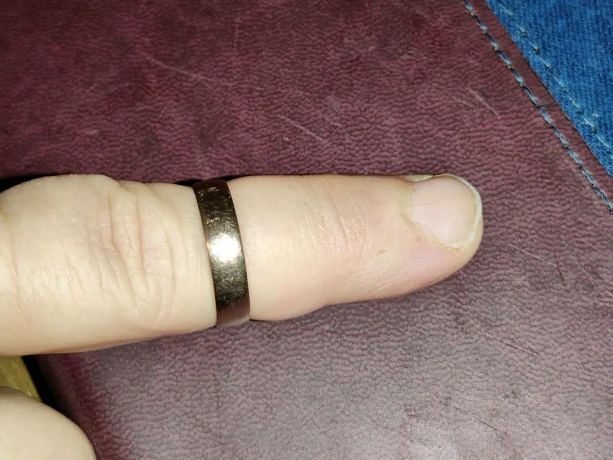 WIDE & LONG SIZED, 9CT Gold Vintage Wedding Ring ! - Image 2
