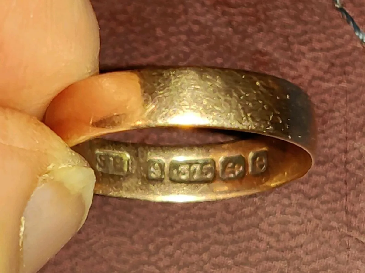 WIDE & LONG SIZED, 9CT Gold Vintage Wedding Ring ! - Image 1