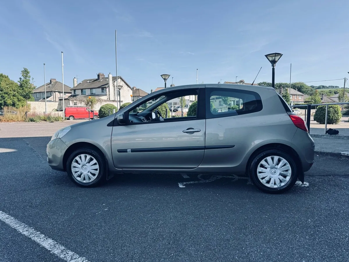 Renault Clio 1 Owner Like New - Image 4