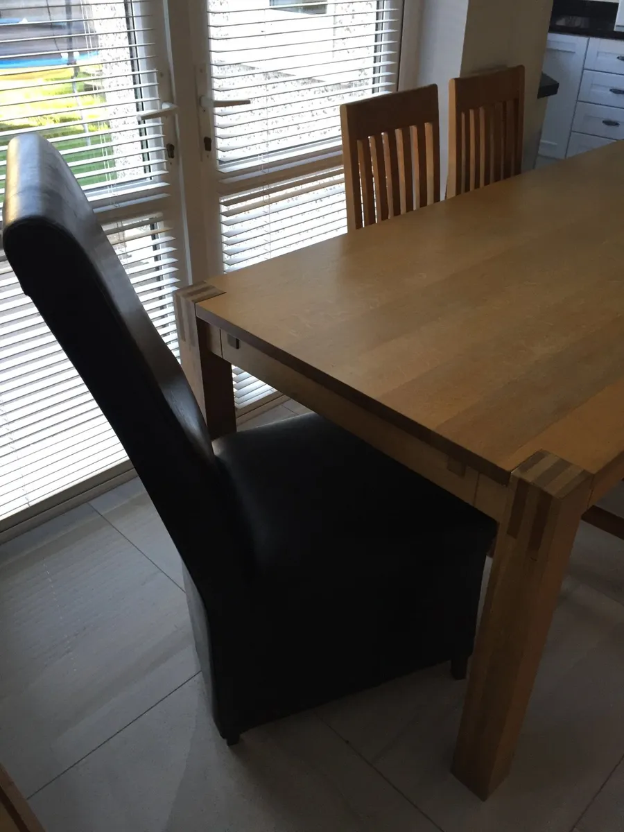 Table and chairs - Image 1