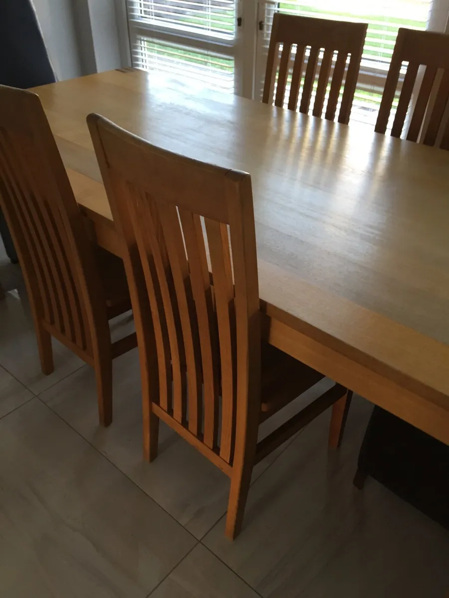 Table and chairs - Image 2