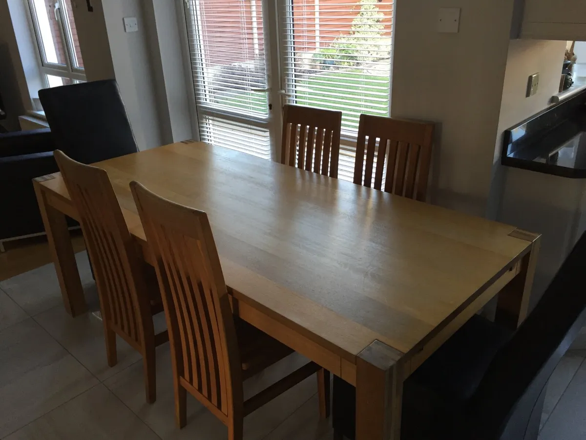 Table and chairs - Image 4