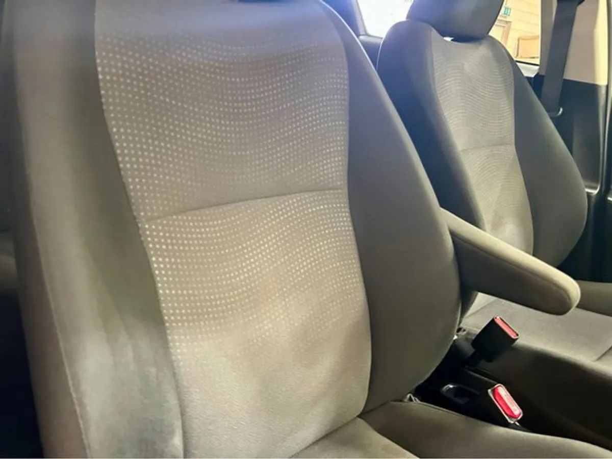 Toyota Yaris 1.3 Automatic - Image 3