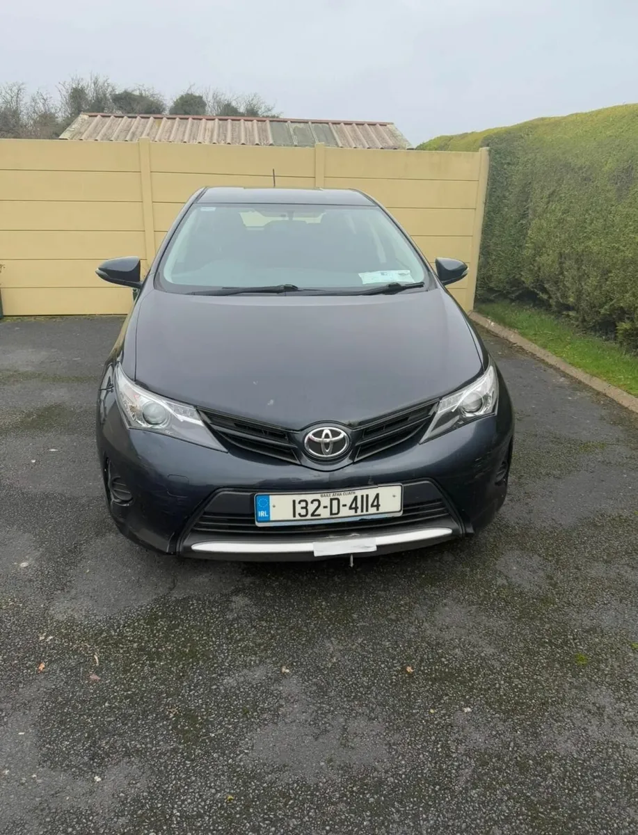 Toyota Auris 2013 - Image 2