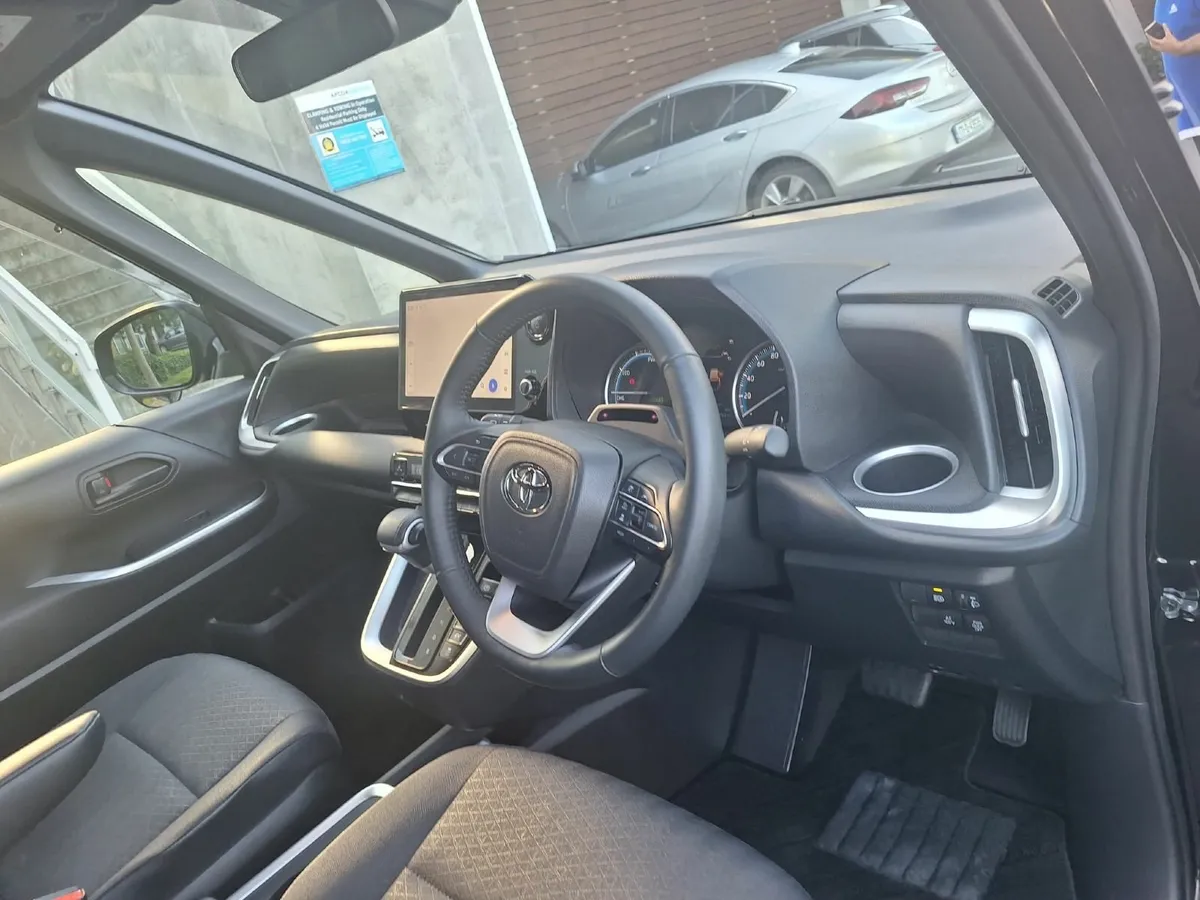 TOYOTA VOXY 2024  (4WD) 1.8 HYBRIDE - Image 3