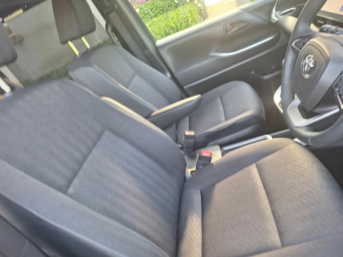 TOYOTA VOXY 2024  (4WD) 1.8 HYBRIDE - Image 4