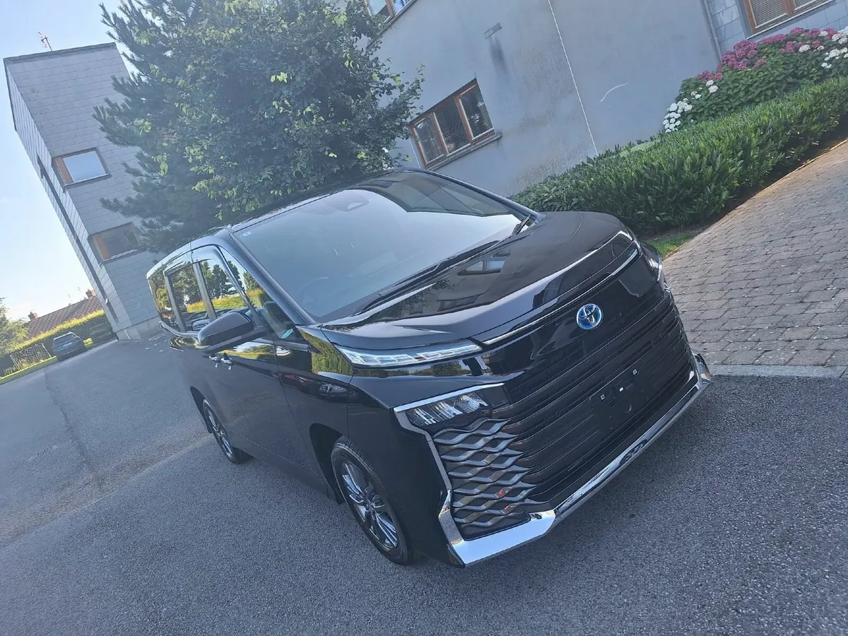TOYOTA VOXY 2024  (4WD) 1.8 HYBRIDE - Image 1