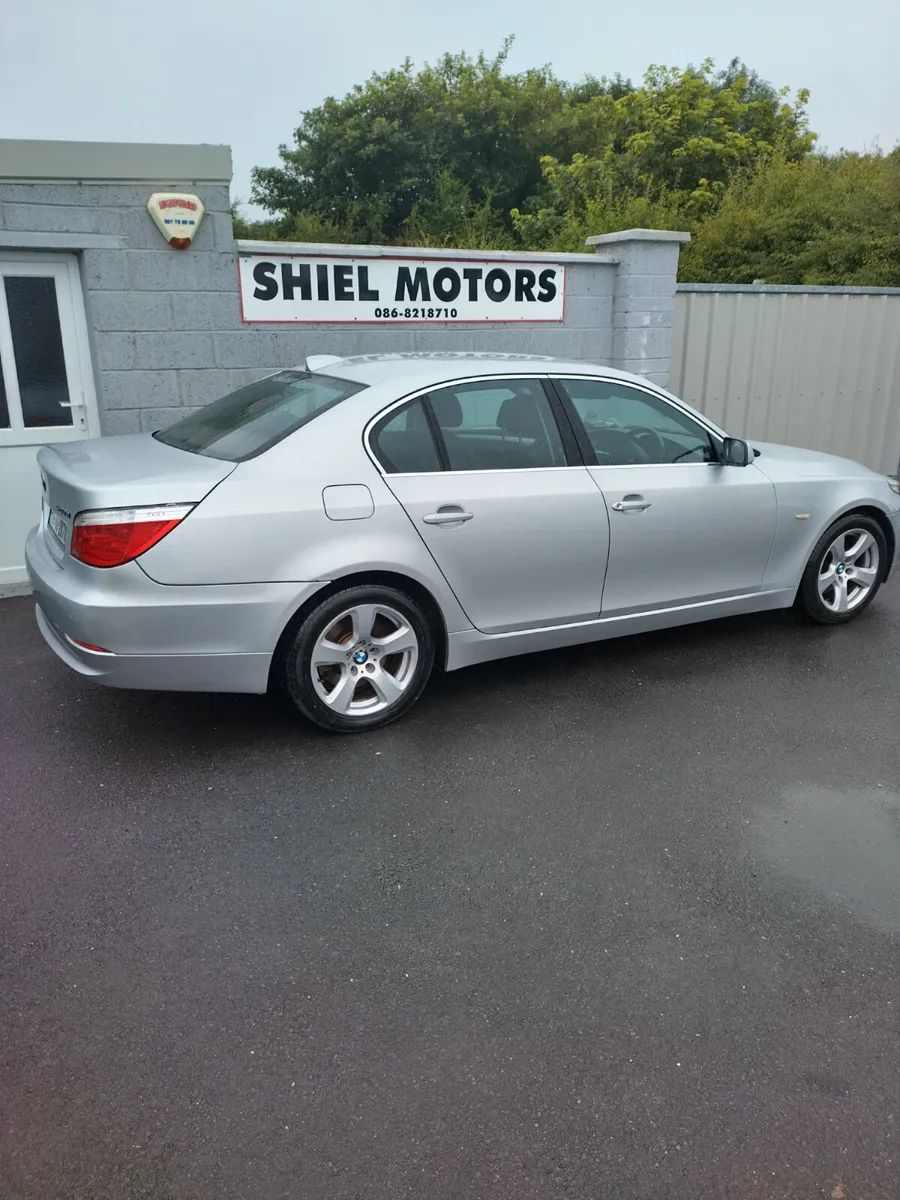 BMW 5-Series 2009 - Image 2