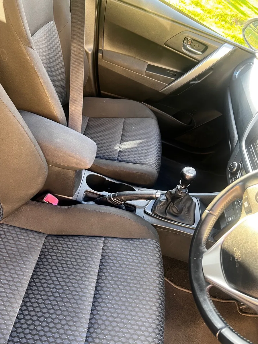 2015 (151) Toyota Auris Aura D-4D 1.4 D - Image 2