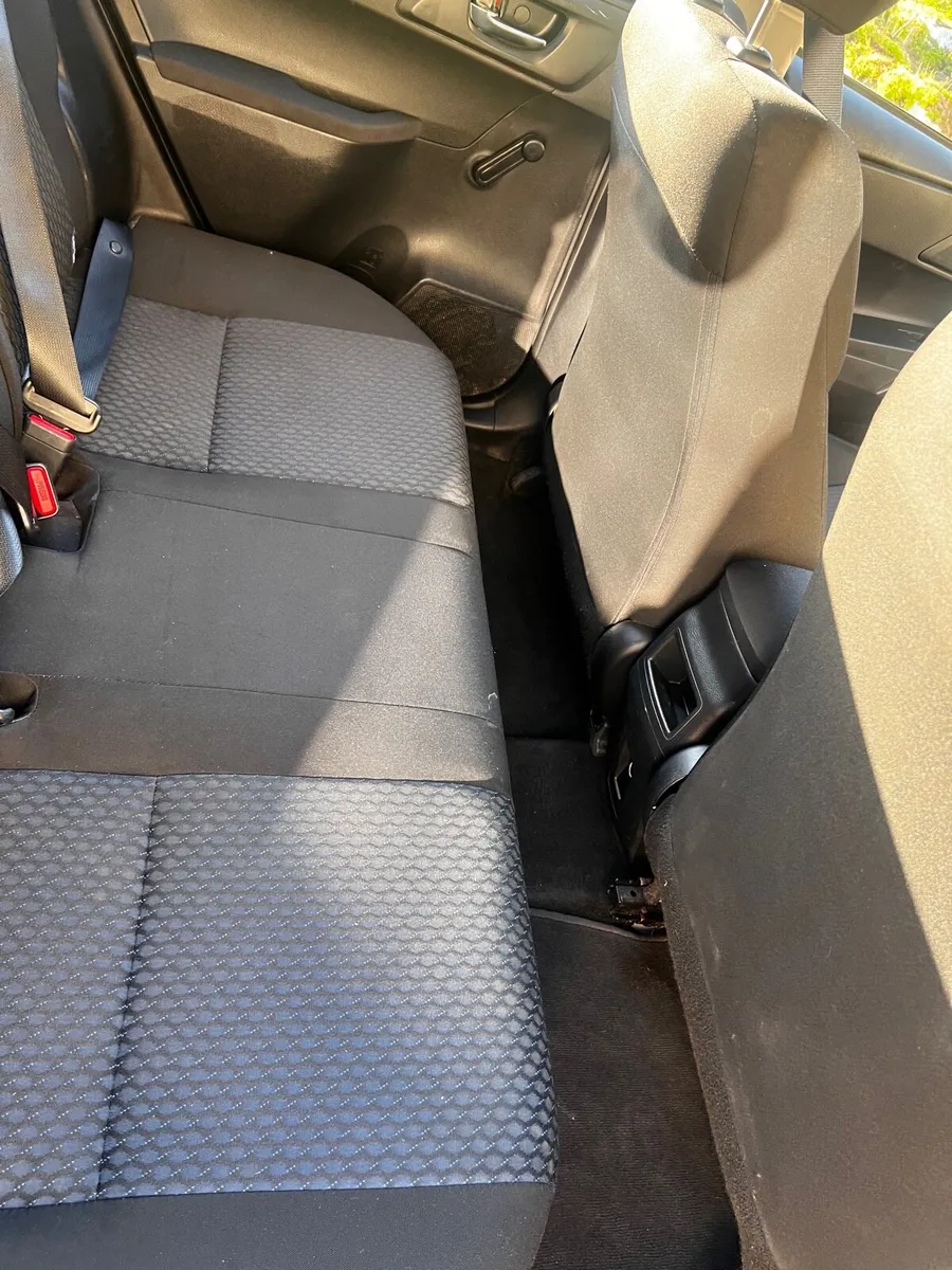 2015 (151) Toyota Auris Aura D-4D 1.4 D - Image 4