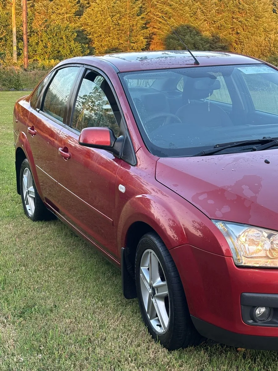 Ford focus 1.4 petrol saloon - Image 2