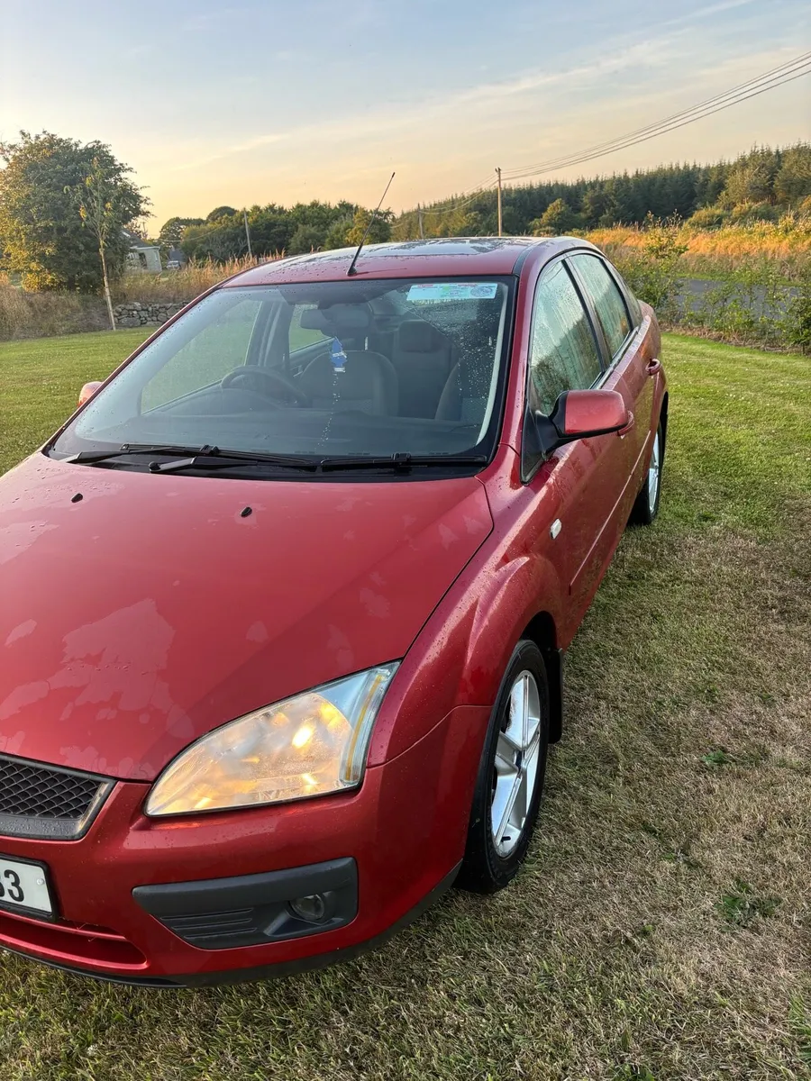 Ford focus 1.4 petrol saloon - Image 3