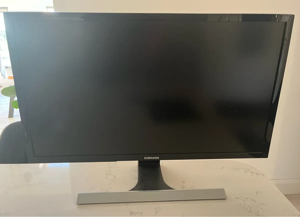Samsung U28E590D 4K UHD Monitor - Image 1