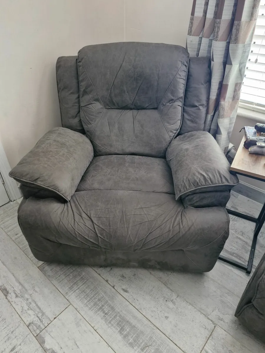 Set of 2 grey recliner chairs - Image 4