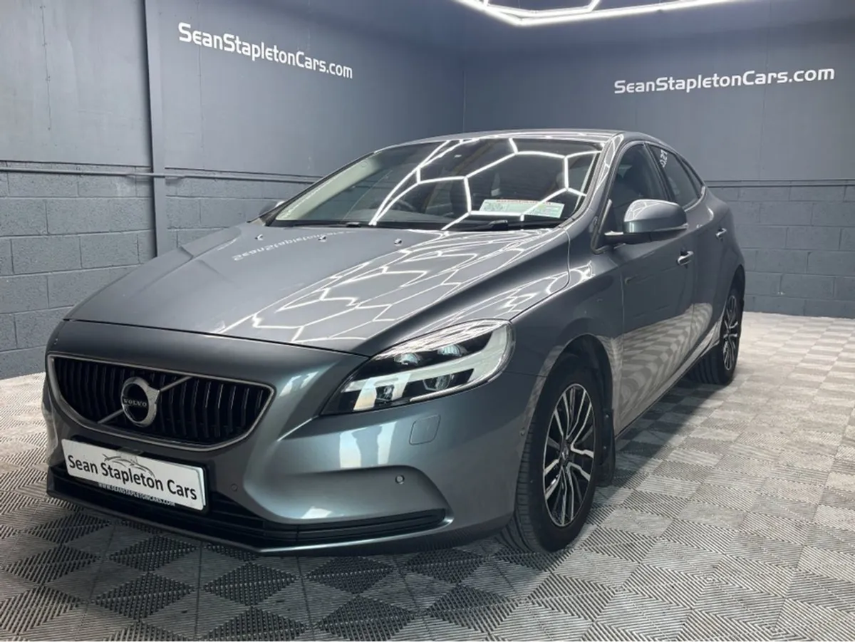Volvo V40 D2 Momentum ED GT 5DR Auto - Image 1