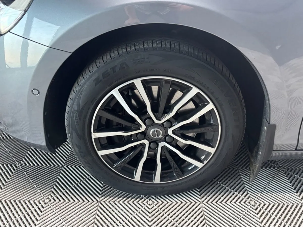 Volvo V40 D2 Momentum ED GT 5DR Auto - Image 4