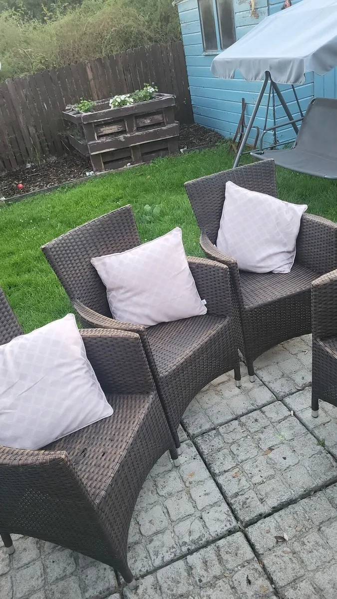 6 rattan chairs with cushions. - Image 1
