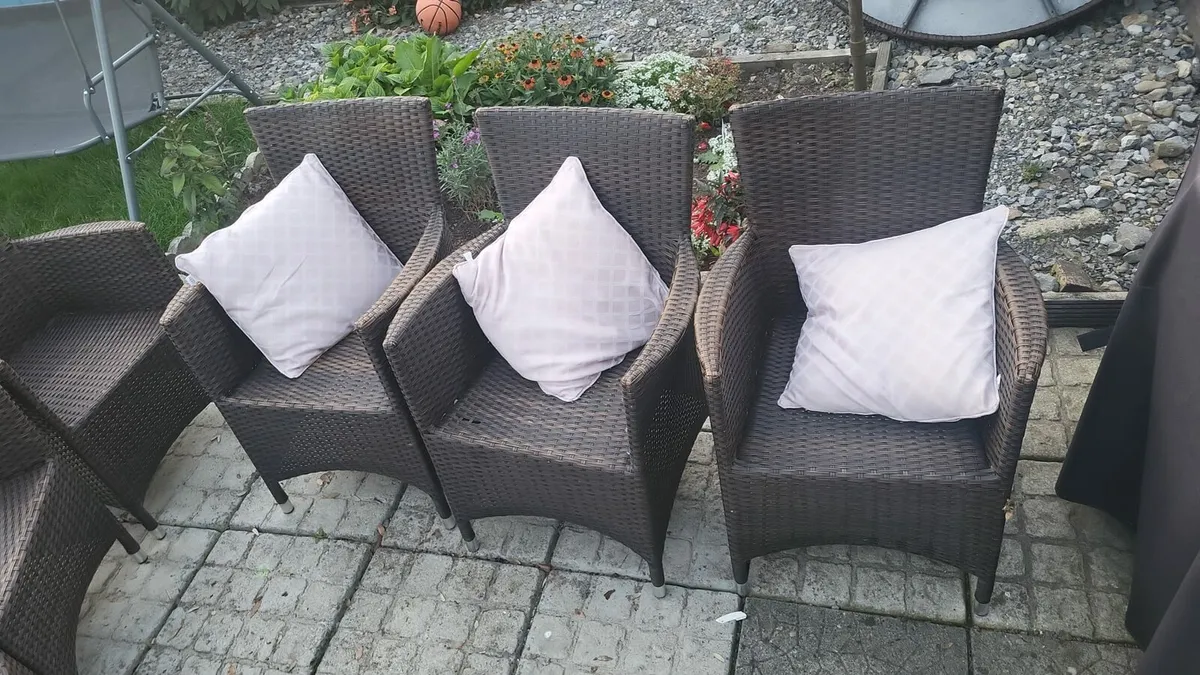 6 rattan chairs with cushions. - Image 3