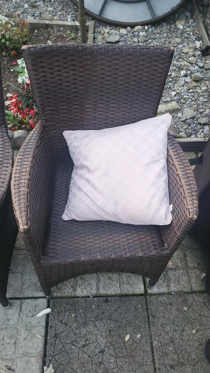 6 rattan chairs with cushions. - Image 4