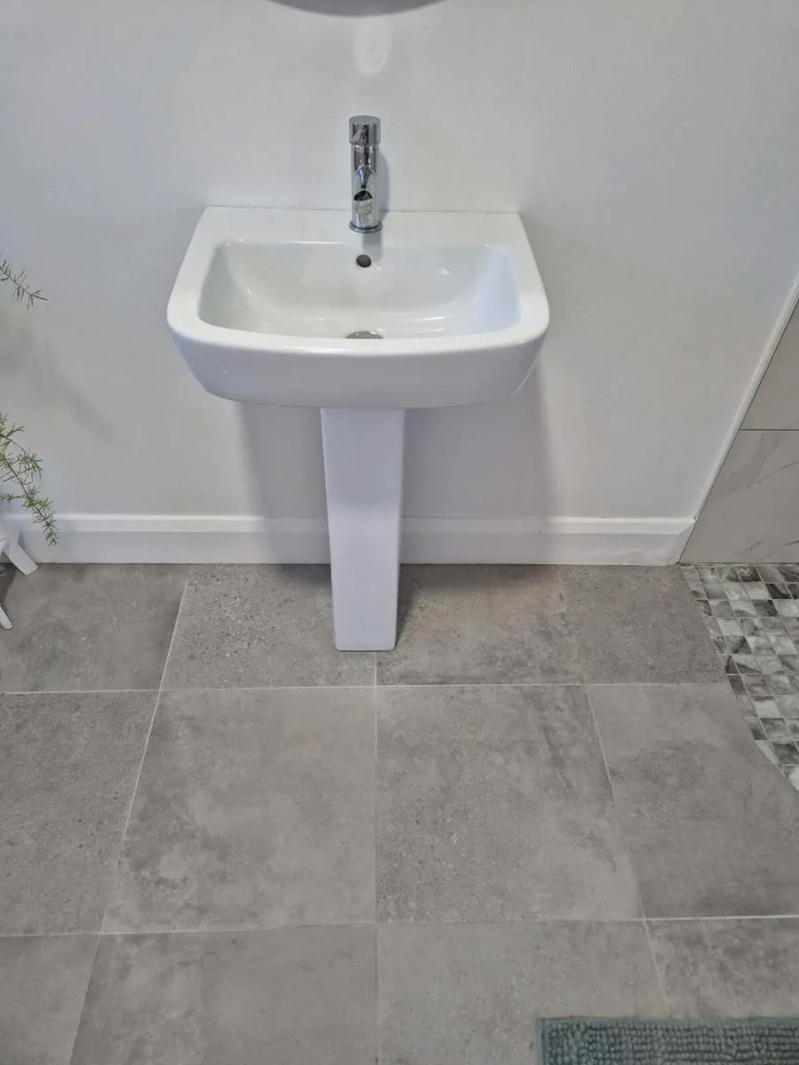 Bathroom sink - Image 1