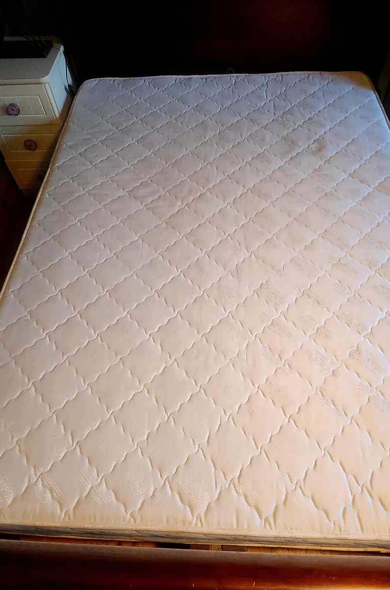 Double 4ft 6 divan base, mattress and headboard - Image 1